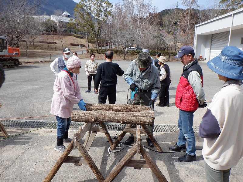 第338号 令和7年度主催事業「しいたけ栽培体験教室」を開催しました。